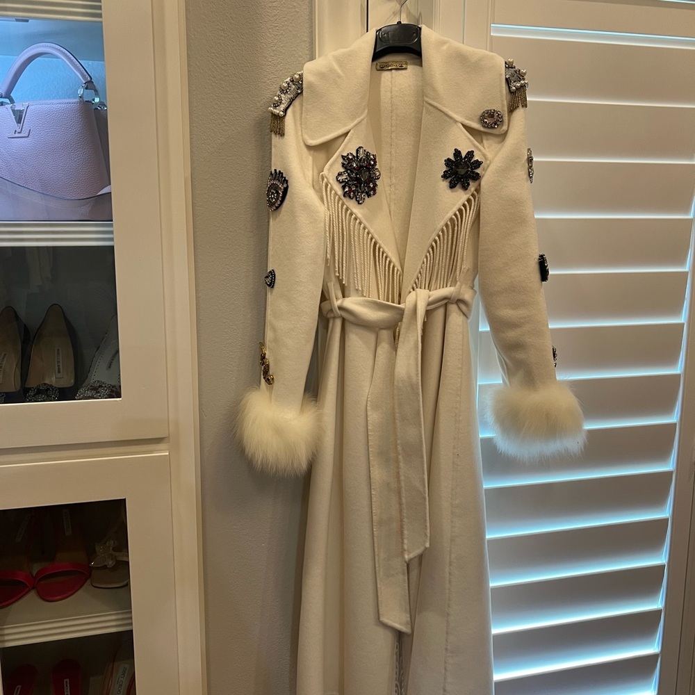 New Regina Italian cashmere blend Ivory Coat with fox Fur Trimand Embellishments - Picture 2 of 11